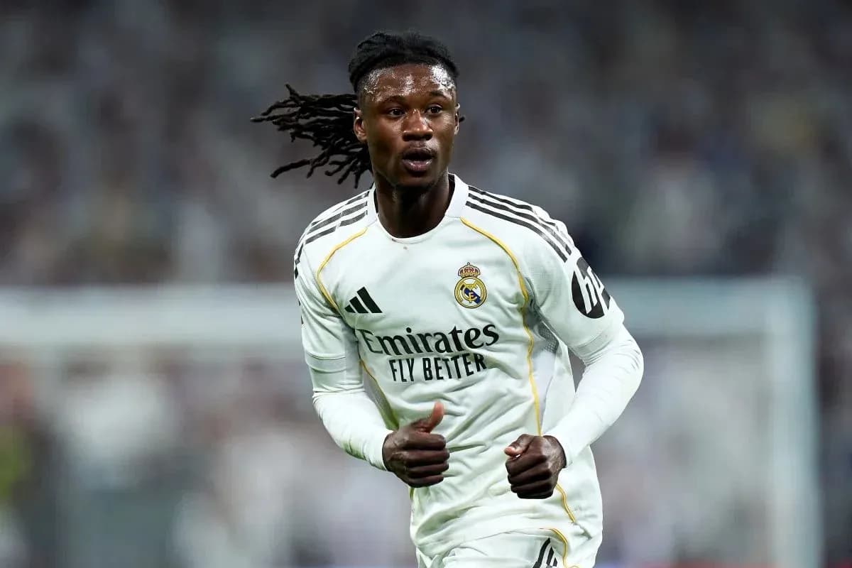 Jugador de Real Madrid corriendo durante el partido Jugador de Real Madrid corriendo durante el partido