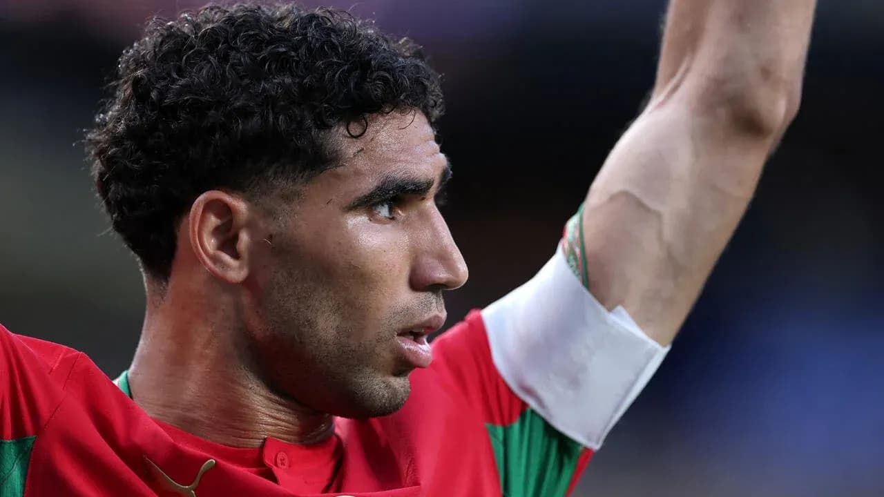 Jugador de Marruecos levantando el brazo durante partido Jugador de Marruecos levantando el brazo durante partido