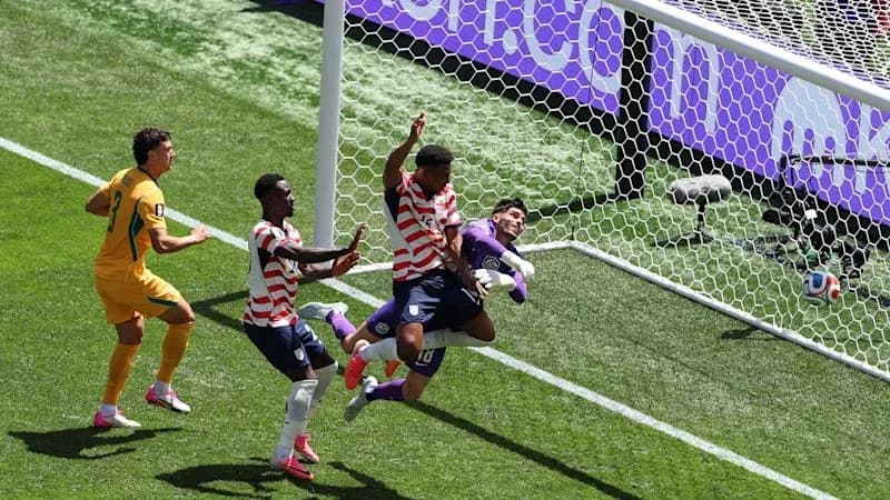 Jugadores en acción durante un partido de fútbol Jugadores en acción durante un partido de fútbol