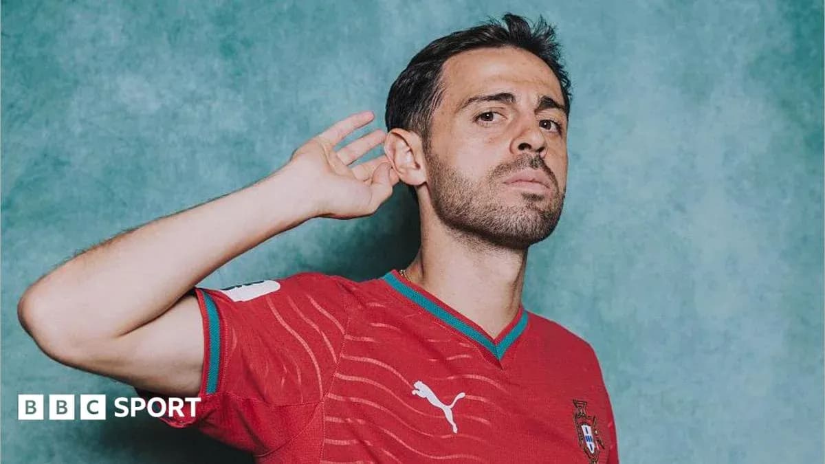 Jugador con camiseta roja de Portugal posando para la foto Jugador con camiseta roja de Portugal posando para la foto