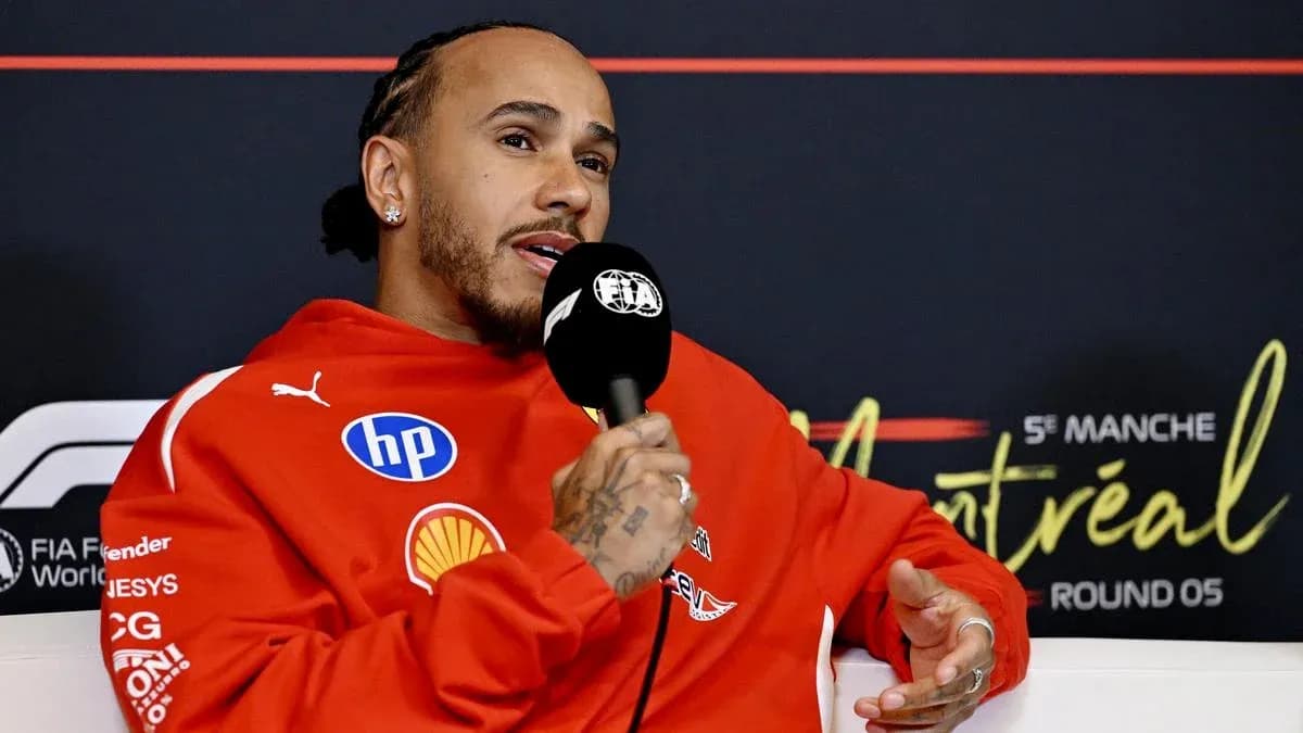 Lewis Hamilton hablando en una conferencia de prensa Lewis Hamilton hablando en una conferencia de prensa