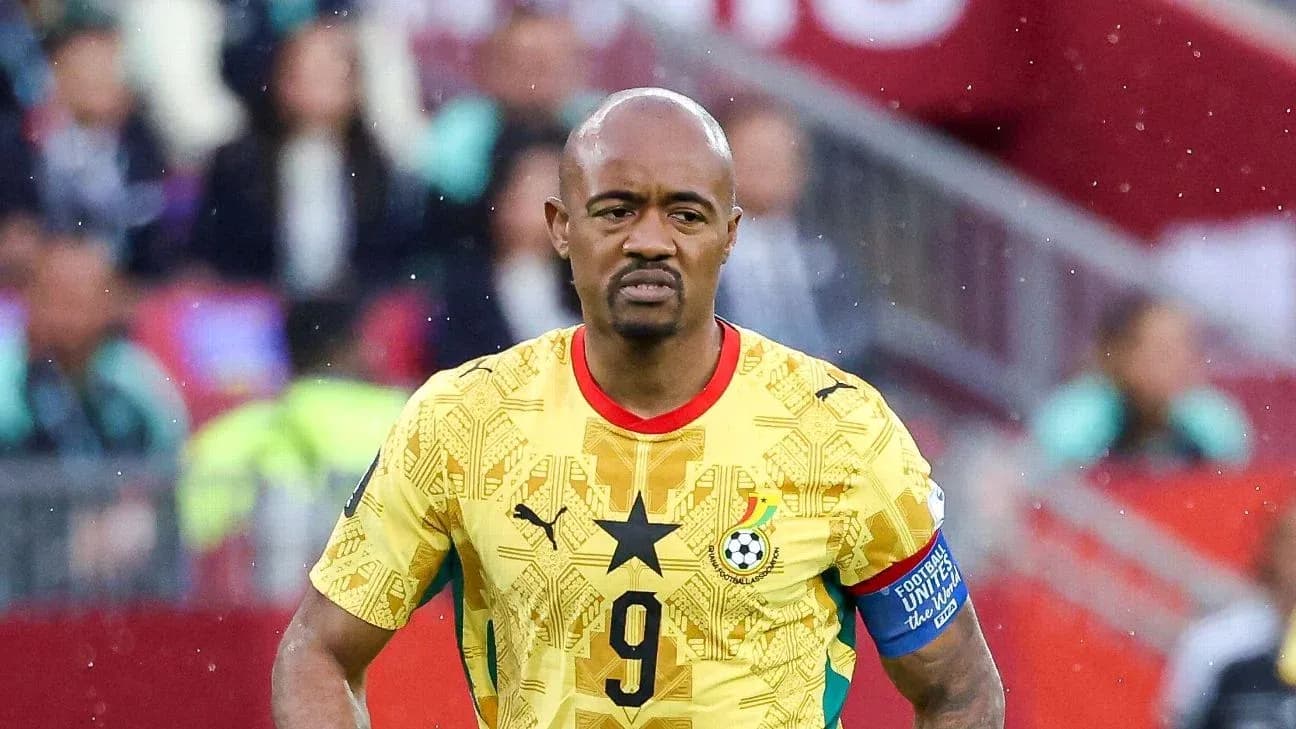 Jugador de Ghana en uniforme amarillo durante el partido Jugador de Ghana en uniforme amarillo durante el partido