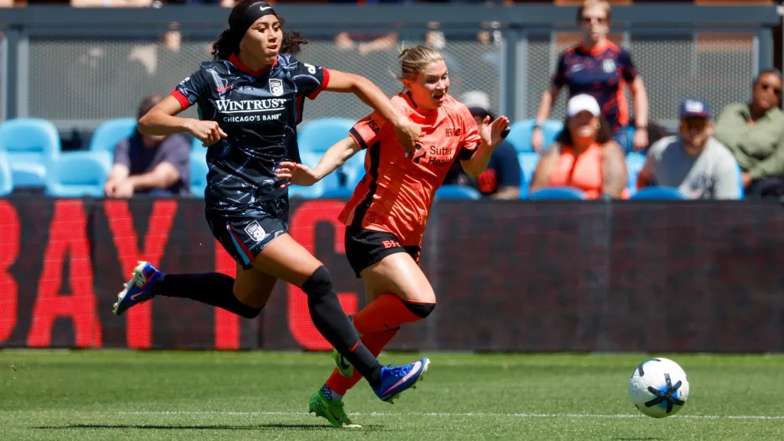 Jugadora de Bay FC persigue a rival de Chicago Red Stars Jugadora de Bay FC persigue a rival de Chicago Red Stars