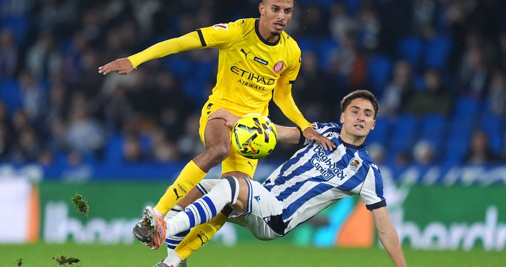 Jugador de Girona despojando el balón a rival Jugador de Girona despojando el balón a rival