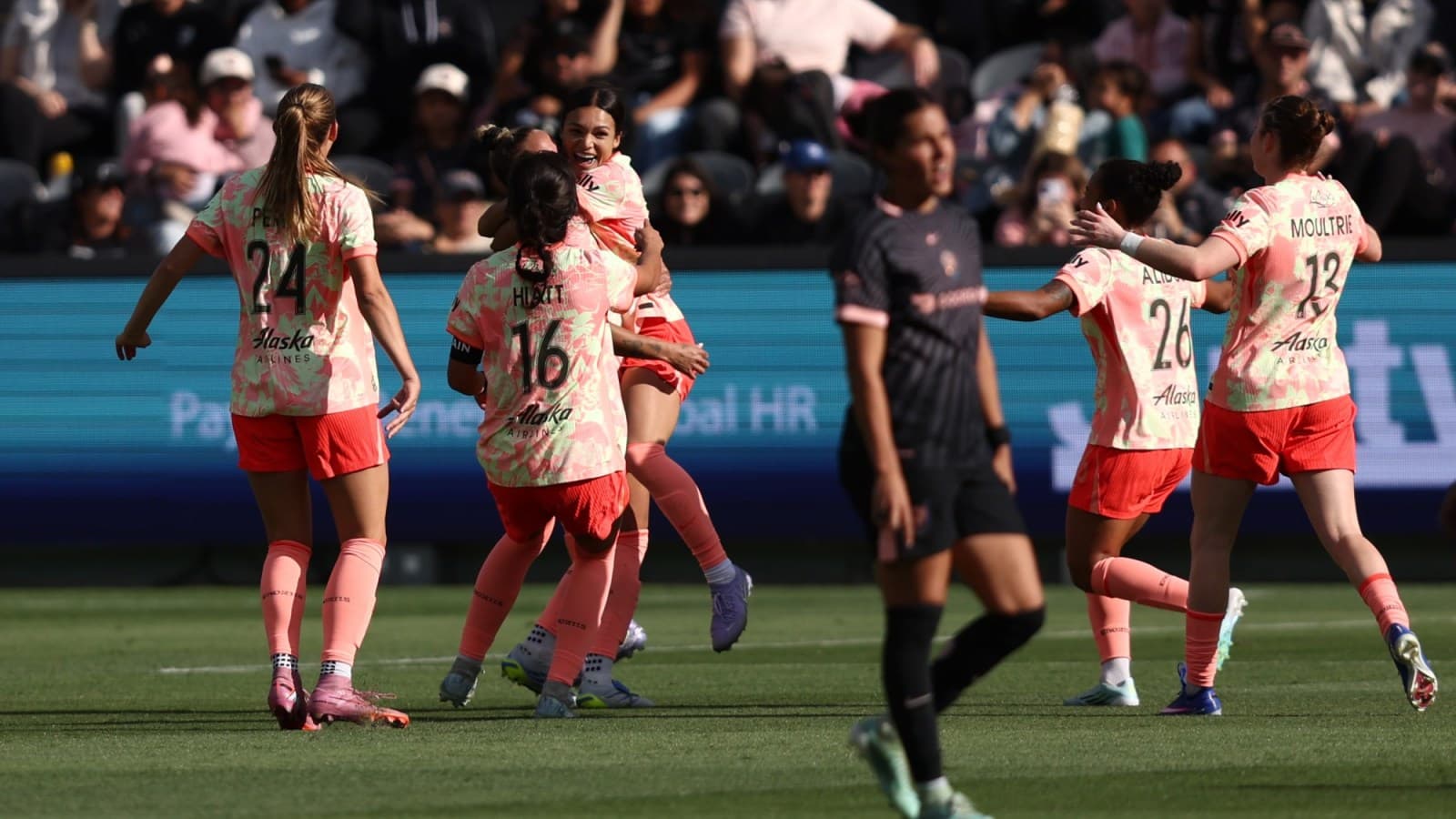 Jugadoras celebrando un gol durante el partido Jugadoras celebrando un gol durante el partido