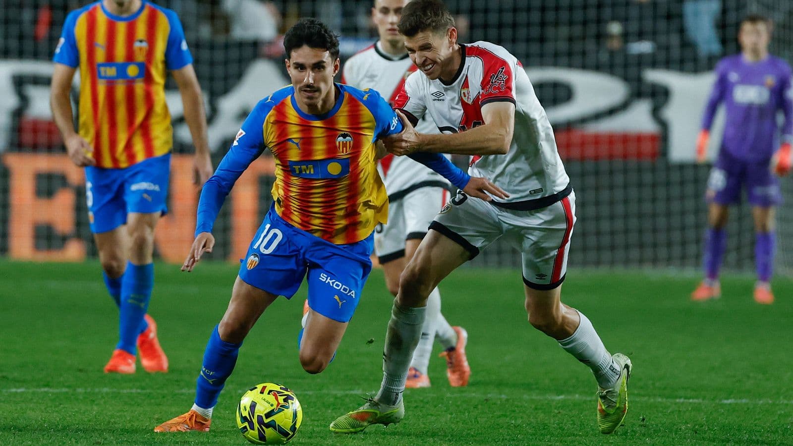 Jugador de Valencia en acción contra Rayo Vallecano Jugador de Valencia en acción contra Rayo Vallecano
