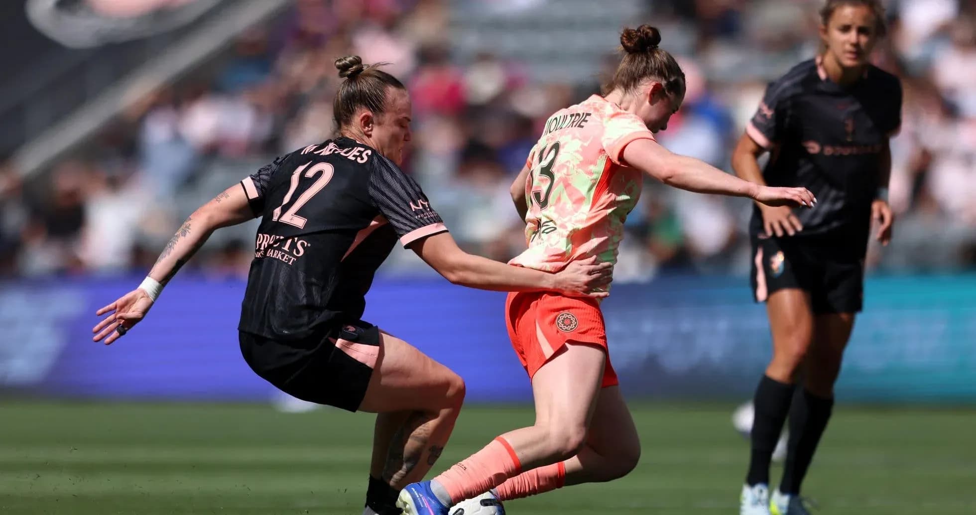 Jugadora de Portland Thorns W en acción Jugadora de Portland Thorns W en acción
