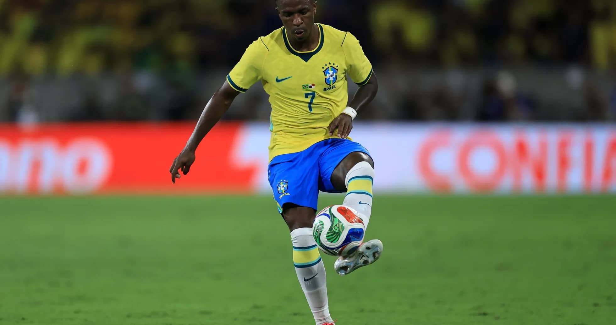 Jugador de Brasil controlando el balón en el partido Jugador de Brasil controlando el balón en el partido
