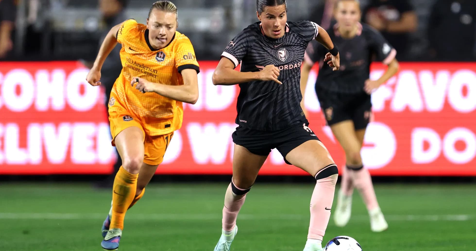 Jugadora del Houston Dash corriendo con el balón Jugadora del Houston Dash corriendo con el balón