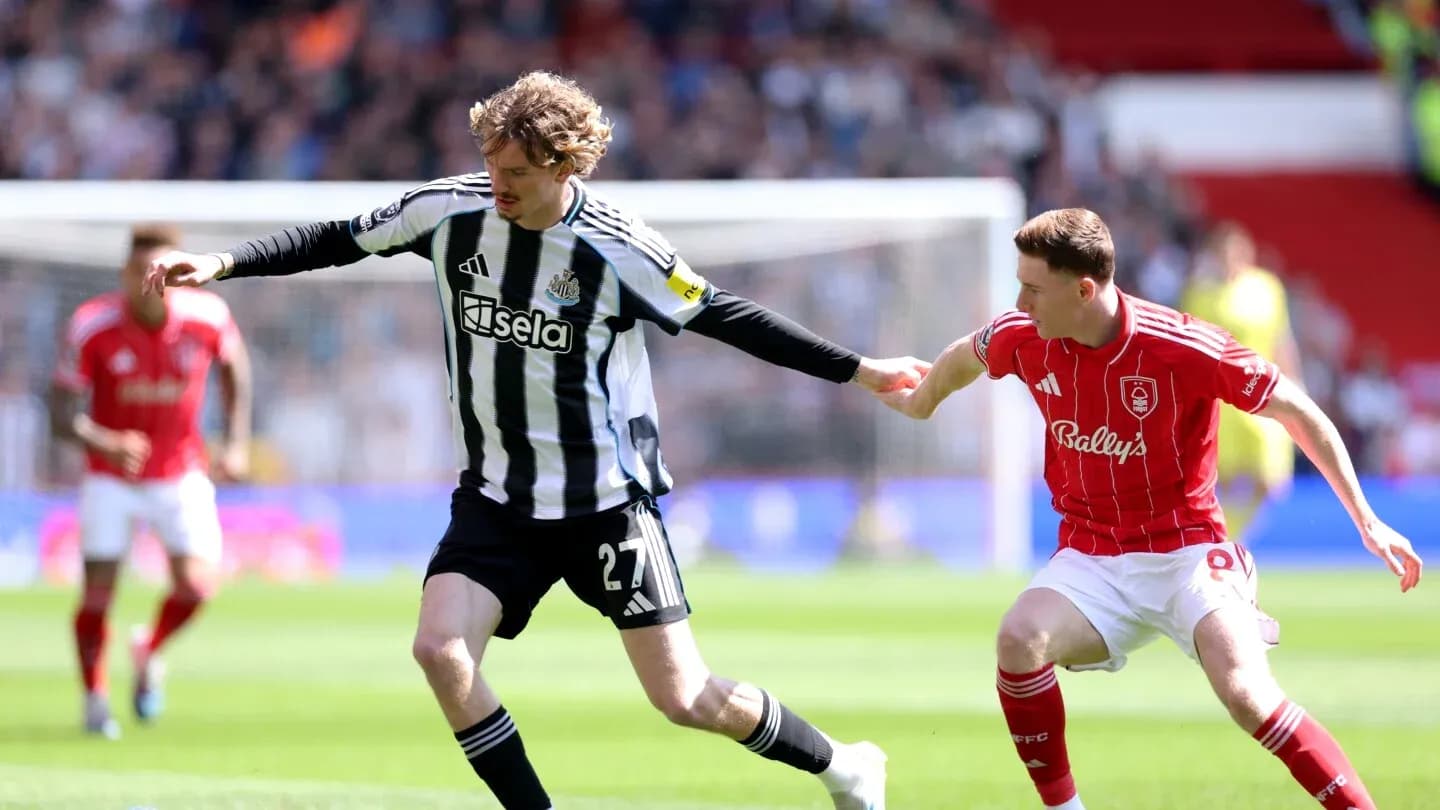 Jugador de Newcastle y Nottingham compitiendo por el balón Jugador de Newcastle y Nottingham compitiendo por el balón