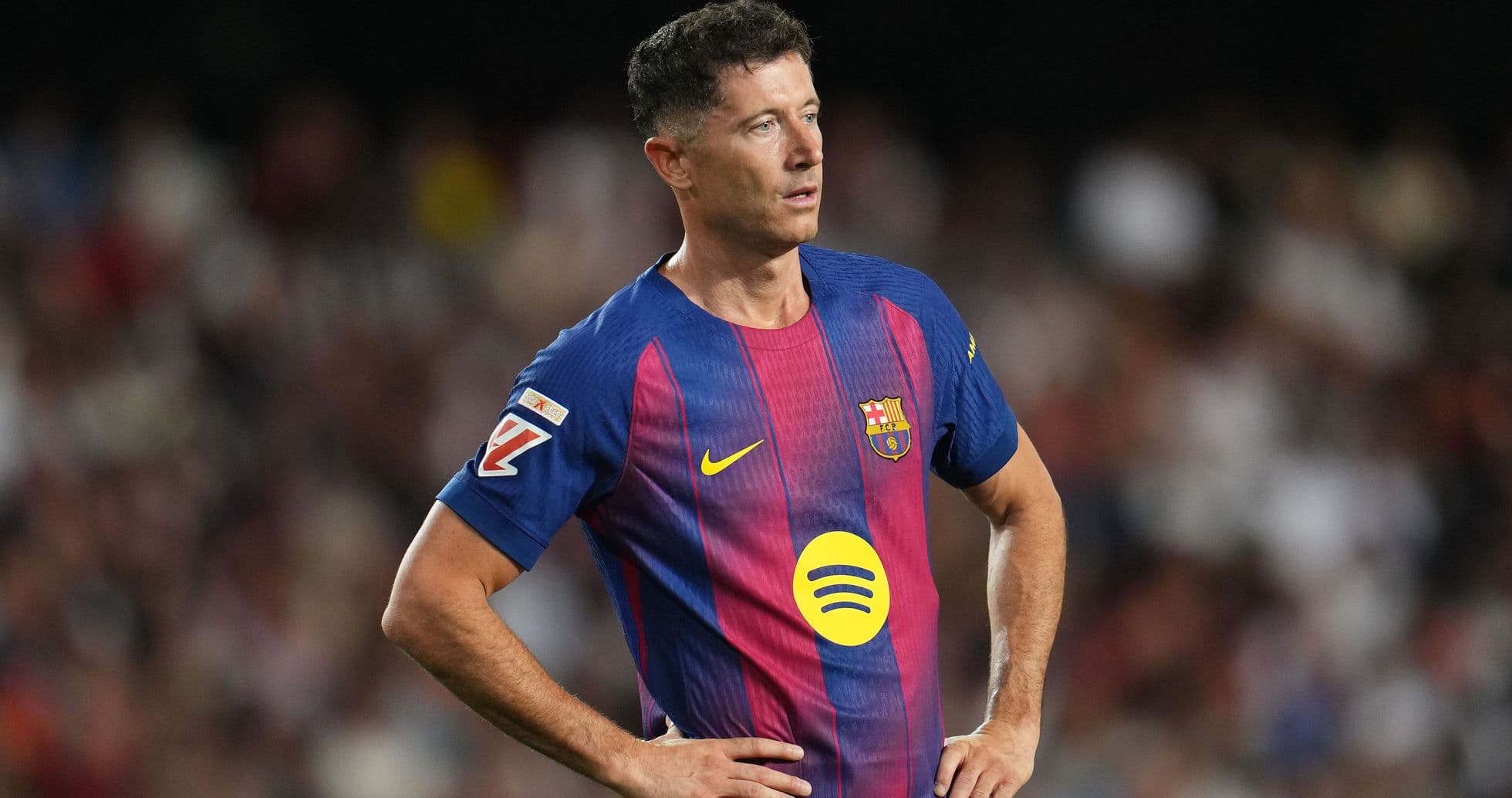 Jugador de Barcelona con camiseta en el campo Jugador de Barcelona con camiseta en el campo