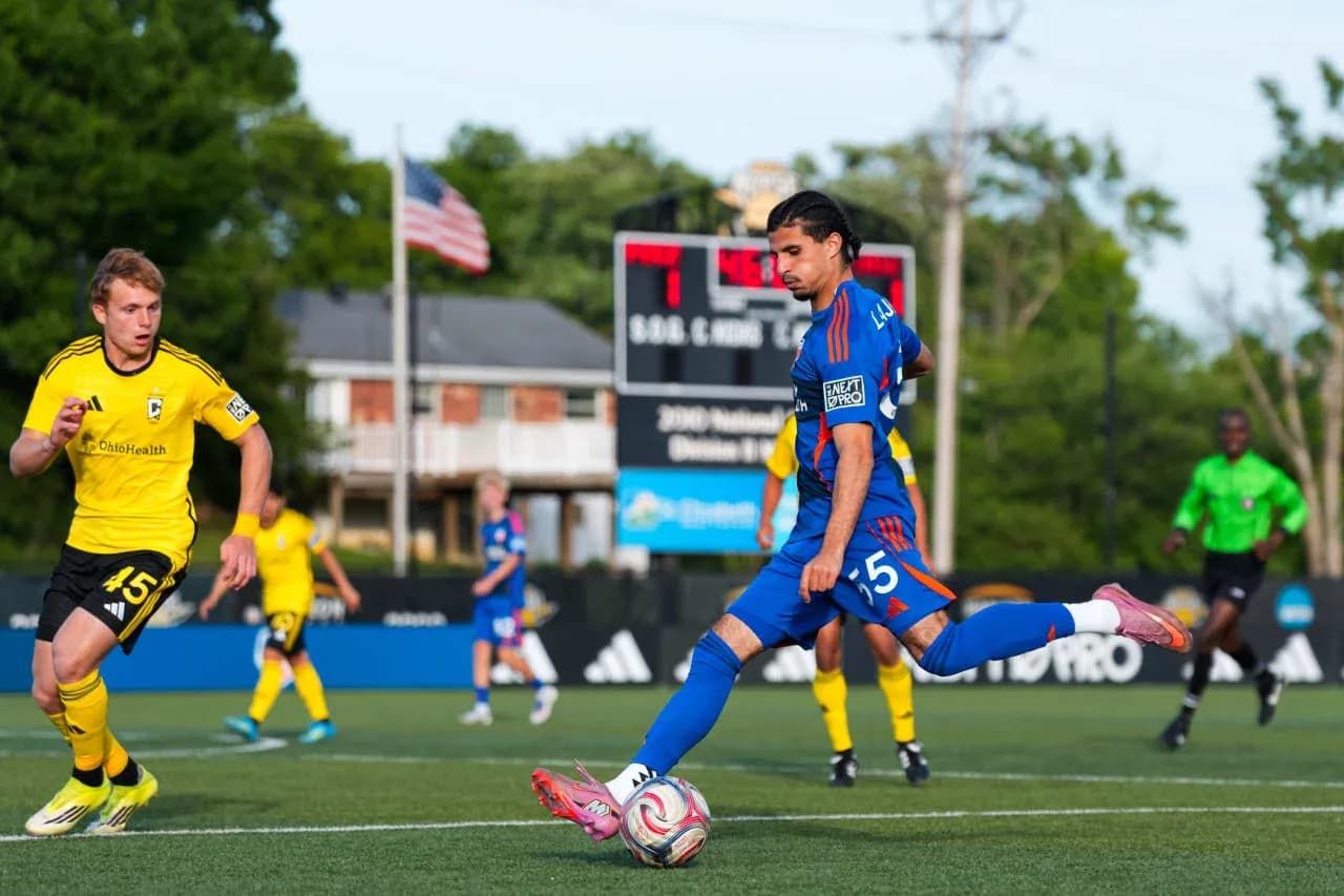 Jugador de FC Cincinnati II pateando el balón Jugador de FC Cincinnati II pateando el balón