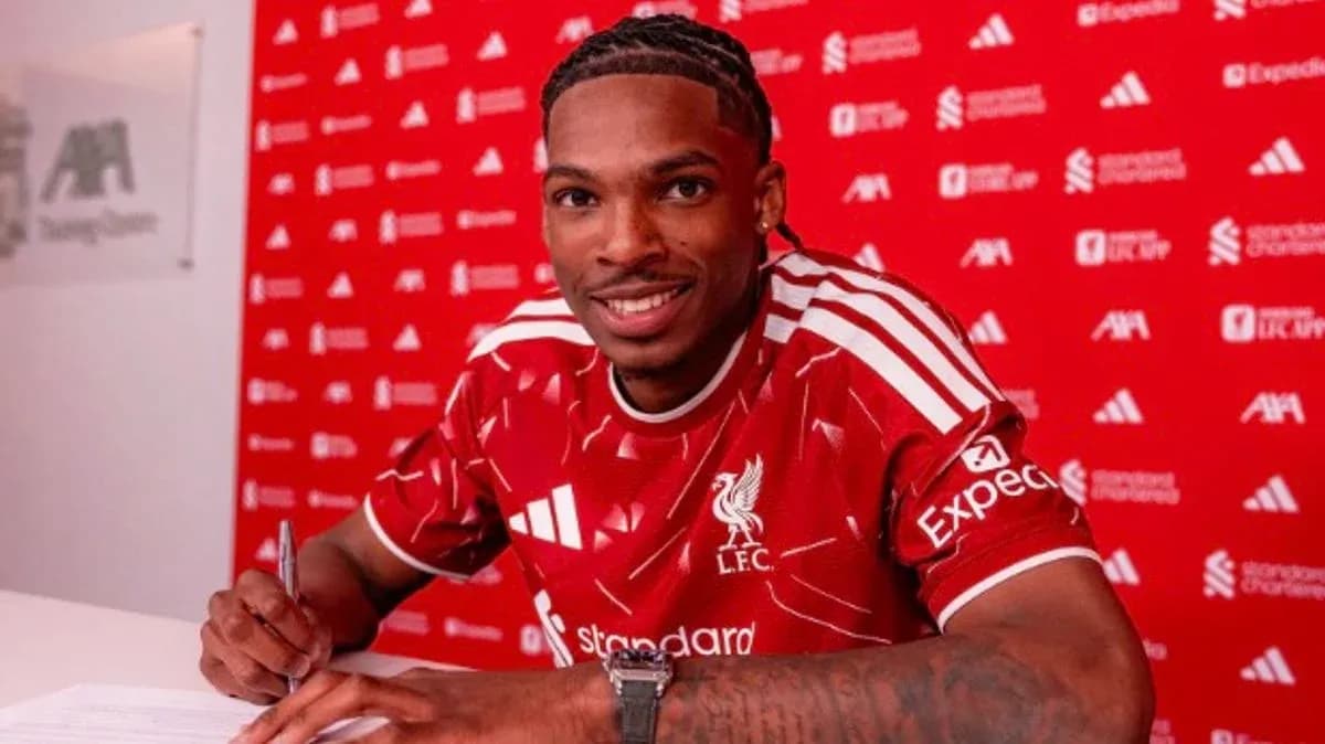 Jugador de Liverpool firmando contrato en la oficina Jugador de Liverpool firmando contrato en la oficina