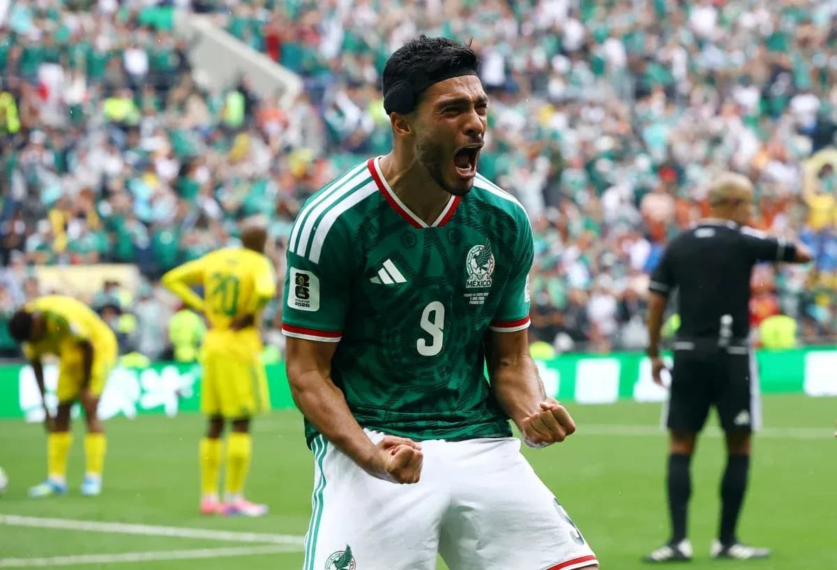 Jugador de México celebra un gol en el partido Jugador de México celebra un gol en el partido