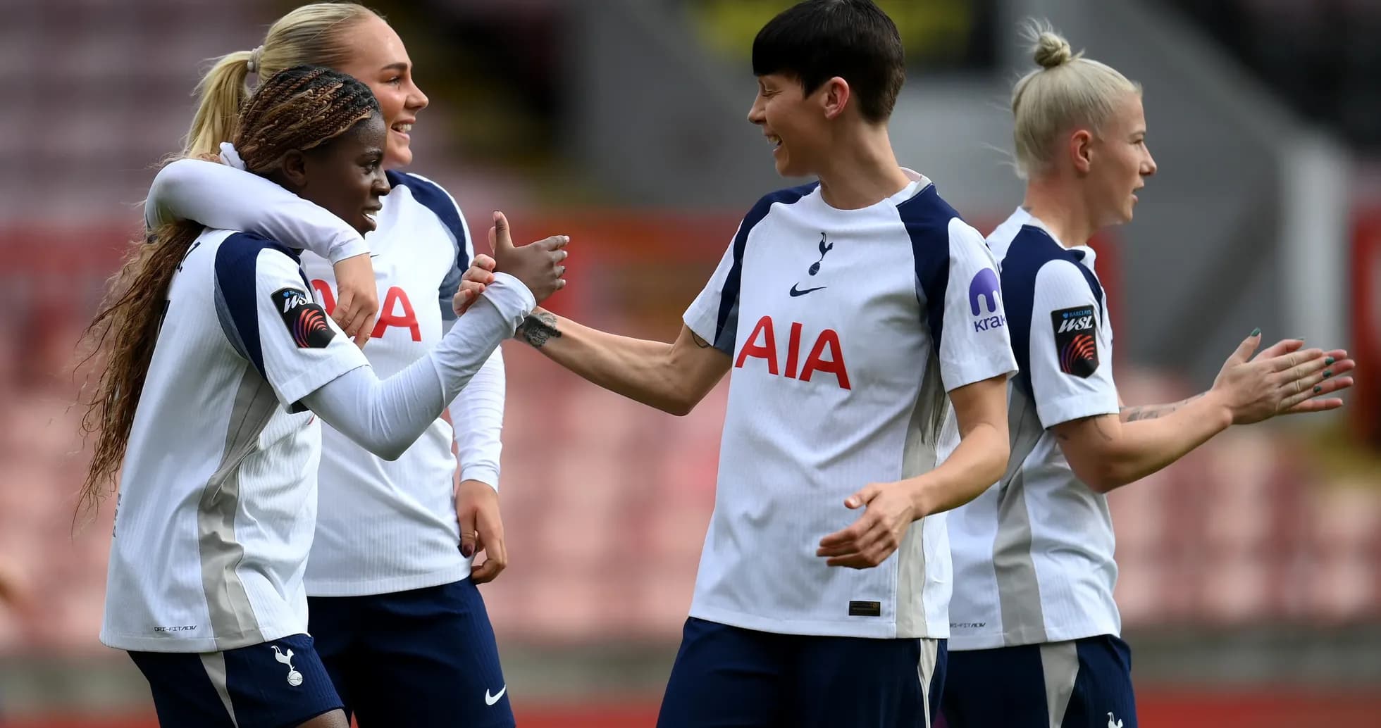 Jugadoras de Tottenham celebrando un gol Jugadoras de Tottenham celebrando un gol
