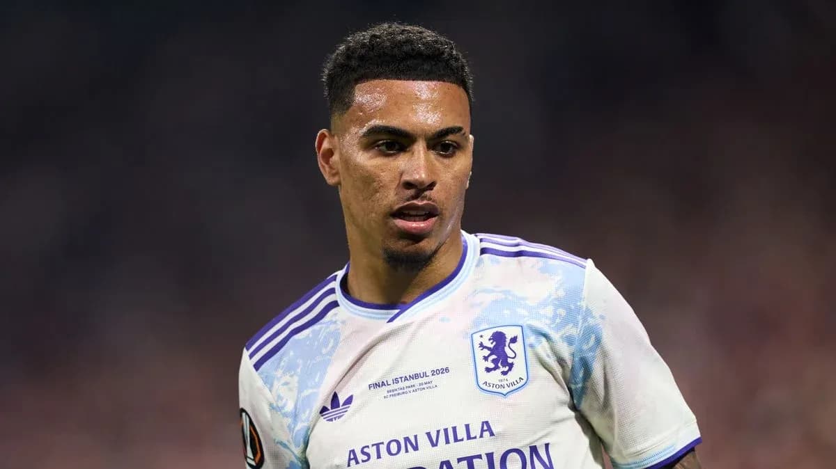 Jugador de Aston Villa en acción durante un partido Jugador de Aston Villa en acción durante un partido