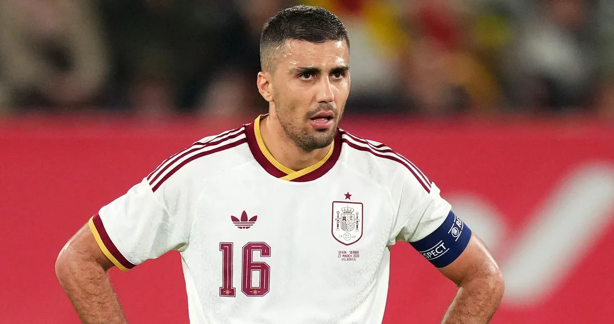 Jugador de España con camiseta blanca durante el partido Jugador de España con camiseta blanca durante el partido