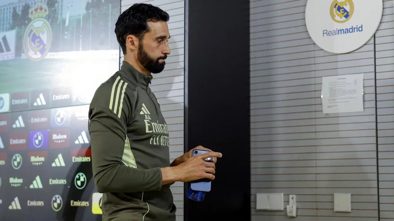 Jugador de Real Madrid en sala de prensa Jugador de Real Madrid en sala de prensa