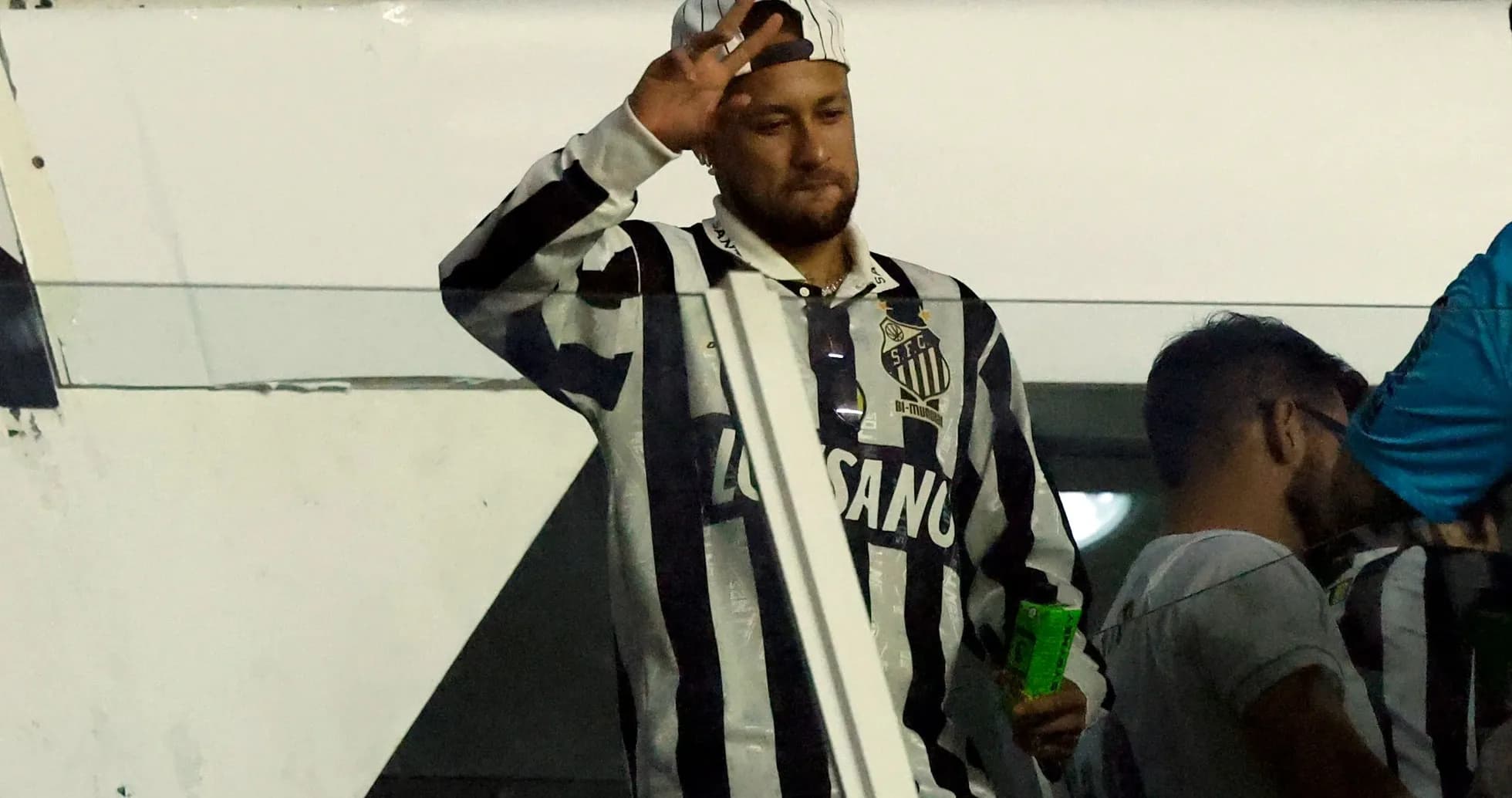 Jugador saludando desde la tribuna en partido Jugador saludando desde la tribuna en partido