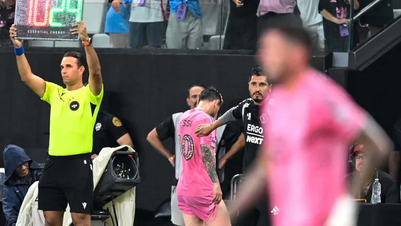 Sustitución de Messi durante un partido de fútbol Sustitución de Messi durante un partido de fútbol