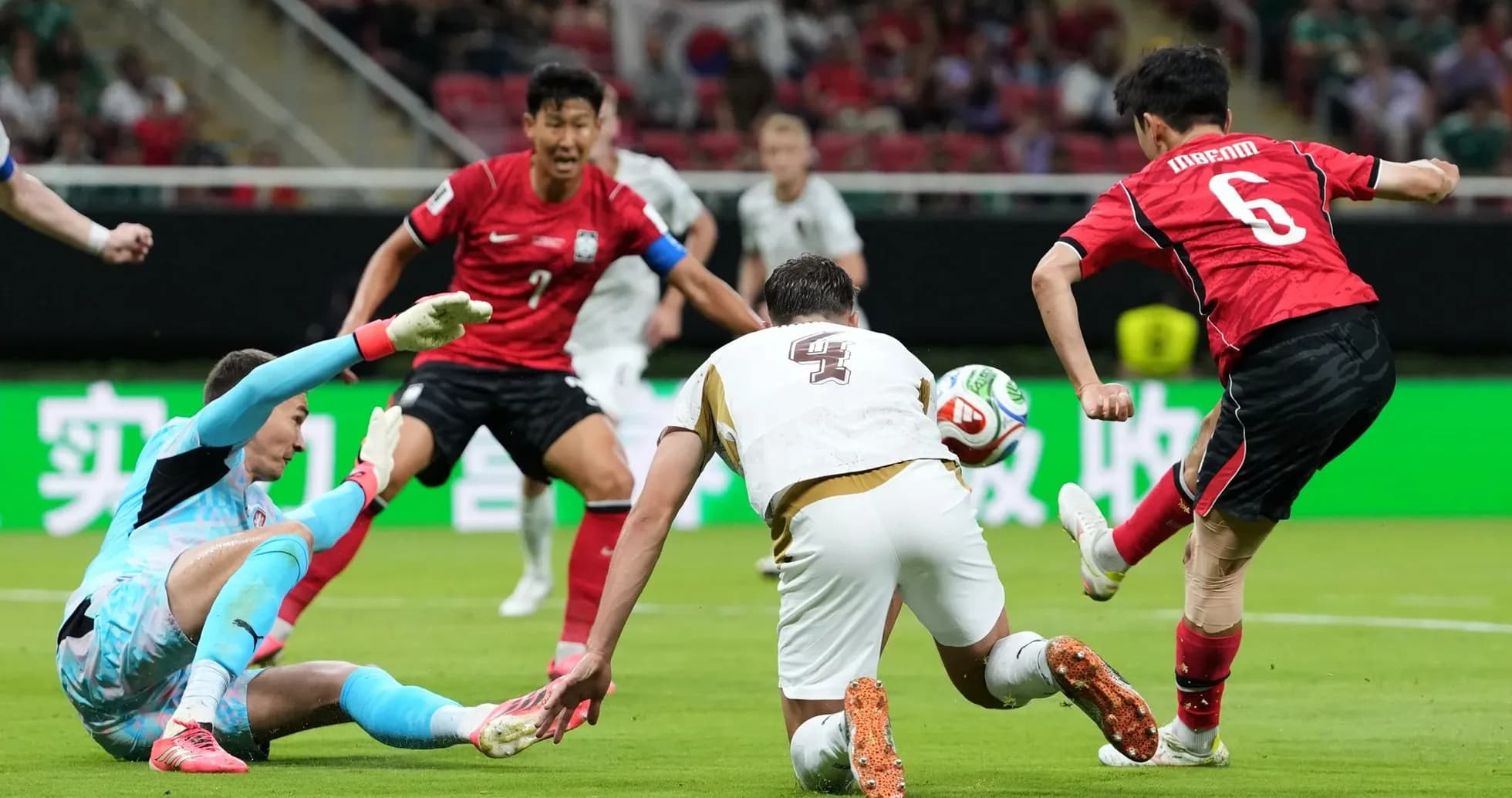 Jugadores de Corea del Sur en acción durante el partido Jugadores de Corea del Sur en acción durante el partido