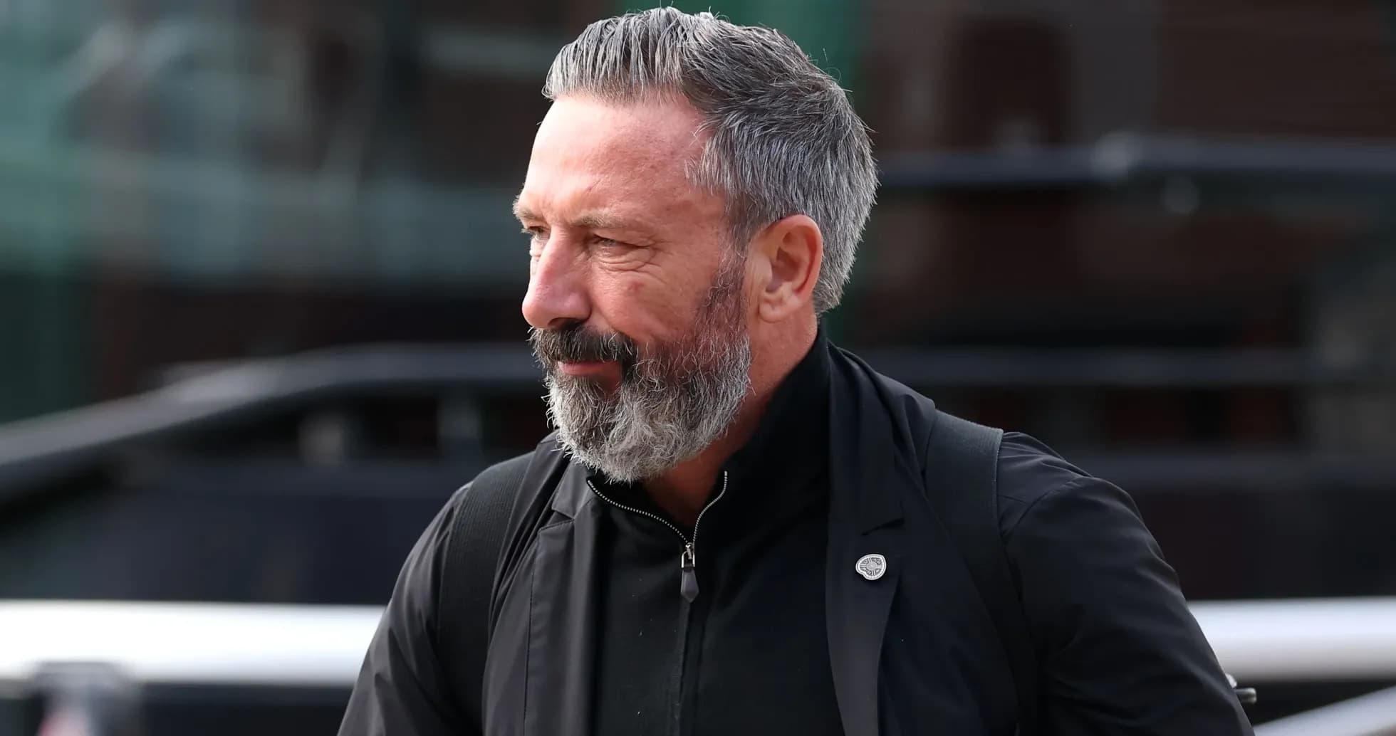 Hombre con barba caminando hacia un autobús Hombre con barba caminando hacia un autobús