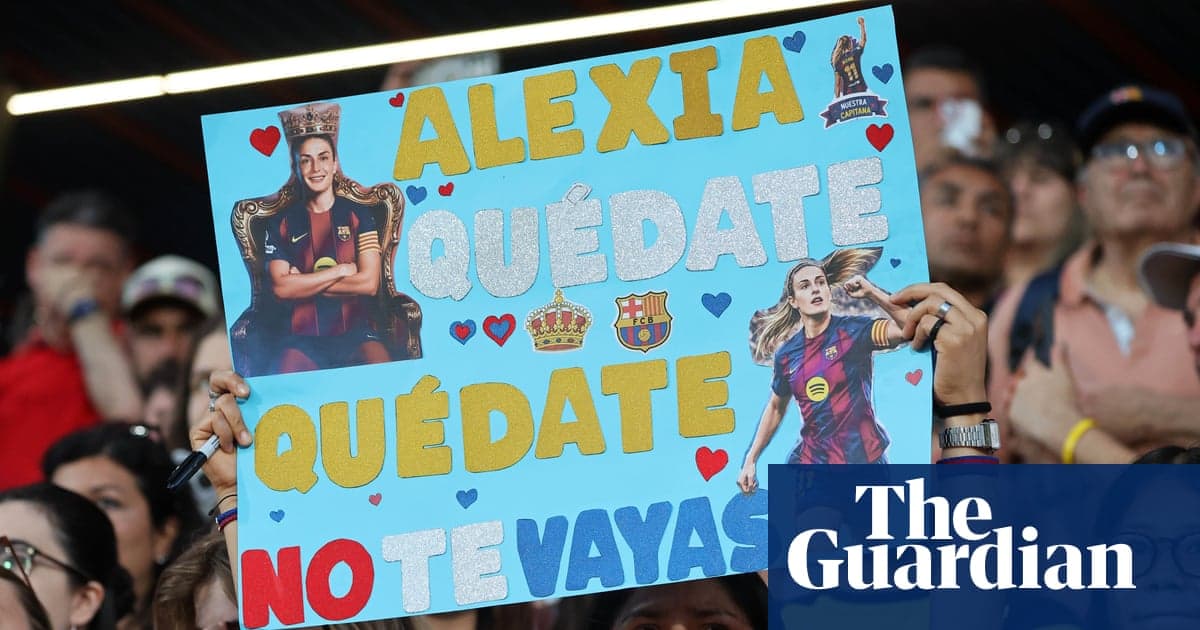 Aficionados sosteniendo un cartel de apoyo a Alexia Aficionados sosteniendo un cartel de apoyo a Alexia