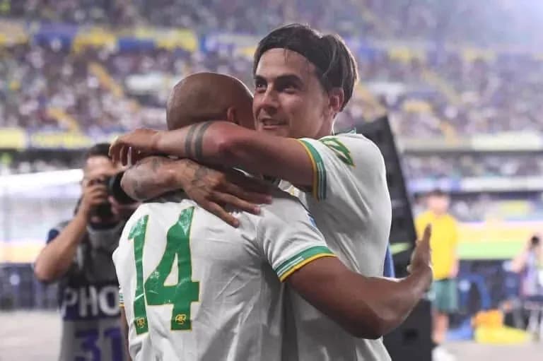 Jugadores abrazándose en el campo de fútbol Jugadores abrazándose en el campo de fútbol