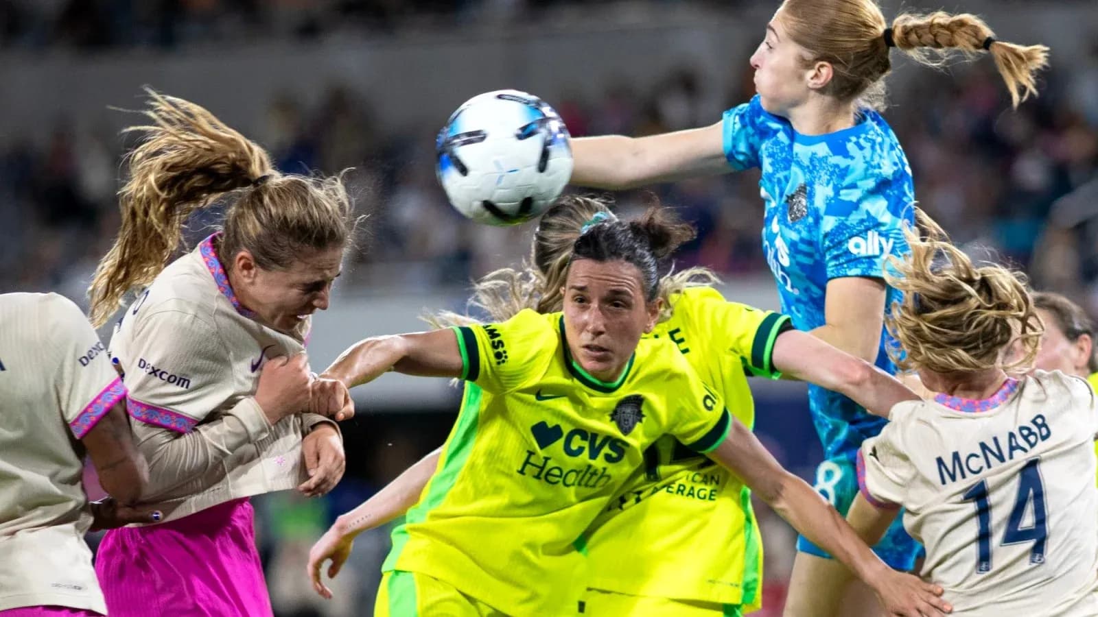 Jugadora de Houston Dash luchando por el balón Jugadora de Houston Dash luchando por el balón