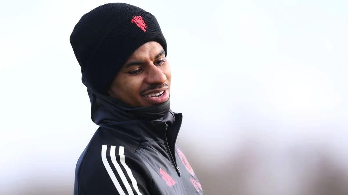 Jugador con gorro en sesión de entrenamiento Jugador con gorro en sesión de entrenamiento