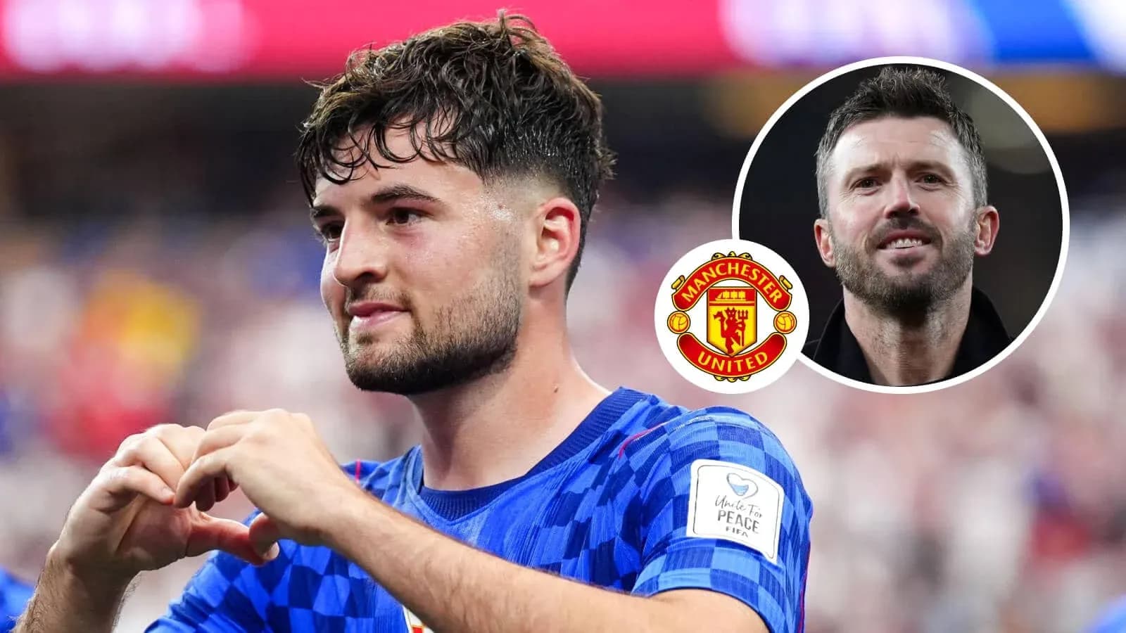 Jugador de Manchester United haciendo un gesto de corazón Jugador de Manchester United haciendo un gesto de corazón