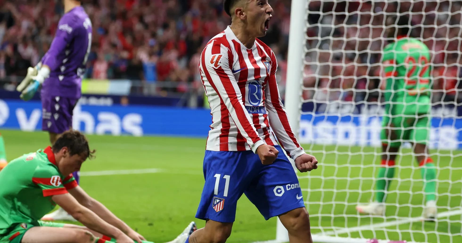 Jugador de Atlético Madrid celebra un gol Jugador de Atlético Madrid celebra un gol