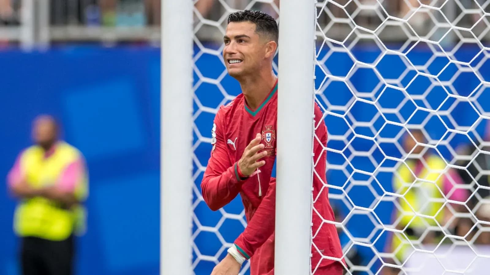 Jugador de Portugal en la portería durante el partido Jugador de Portugal en la portería durante el partido