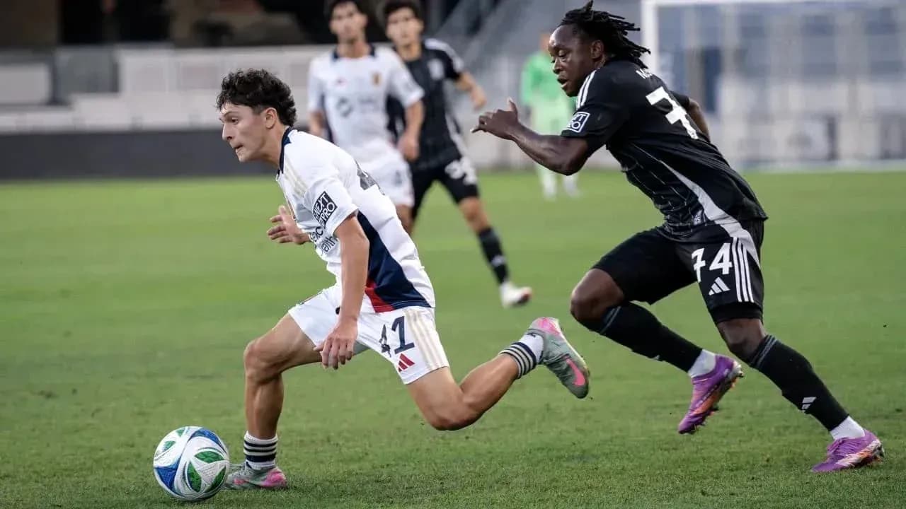 Jugador de Real Monarchs avanzando con el balón Jugador de Real Monarchs avanzando con el balón