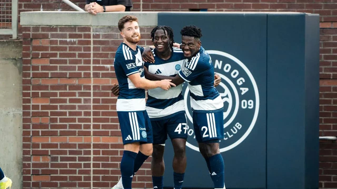 Tres jugadores celebrando un gol de Chattanooga Tres jugadores celebrando un gol de Chattanooga