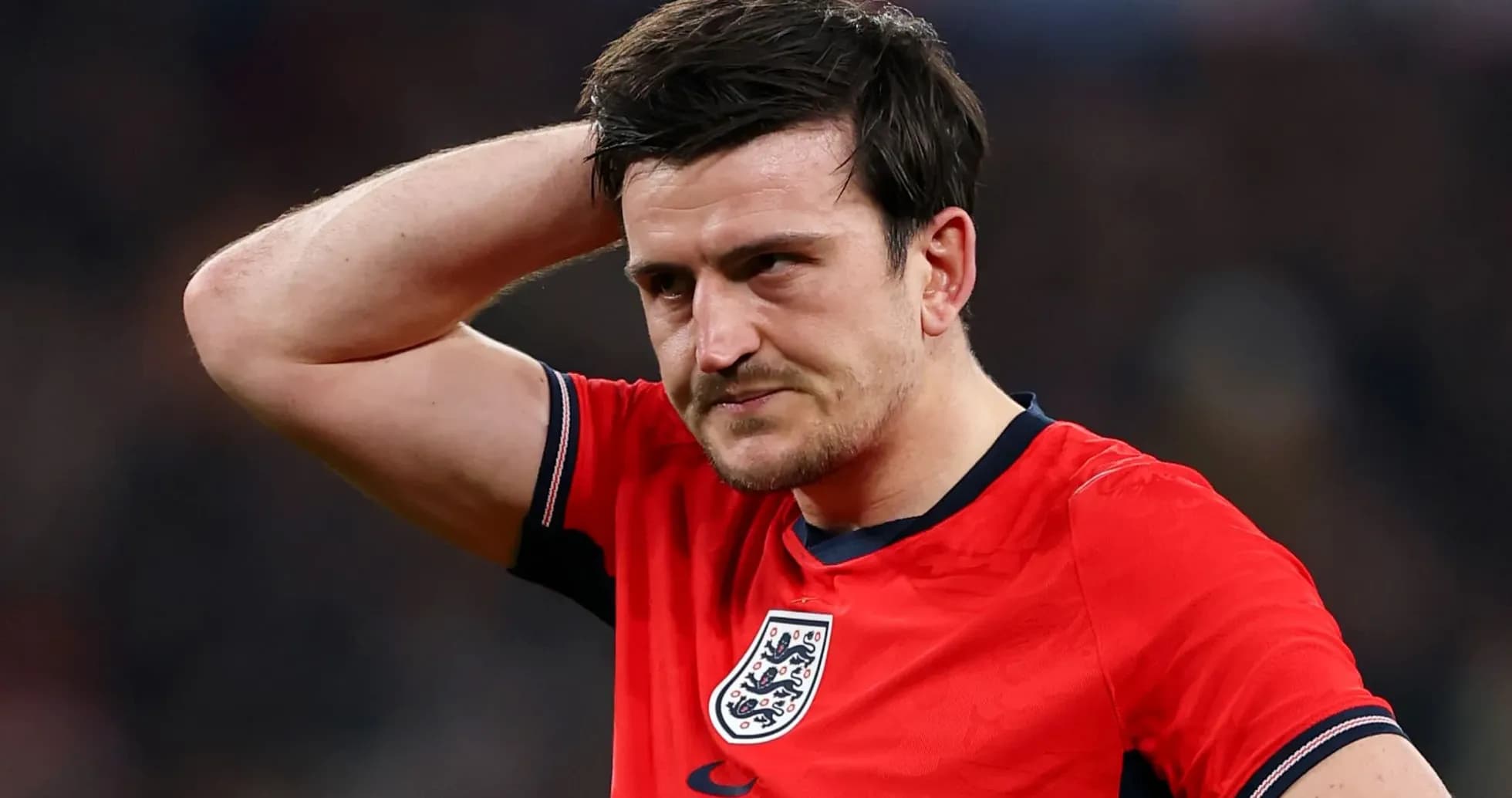 Jugador de Inglaterra con camiseta roja, preocupado Jugador de Inglaterra con camiseta roja, preocupado