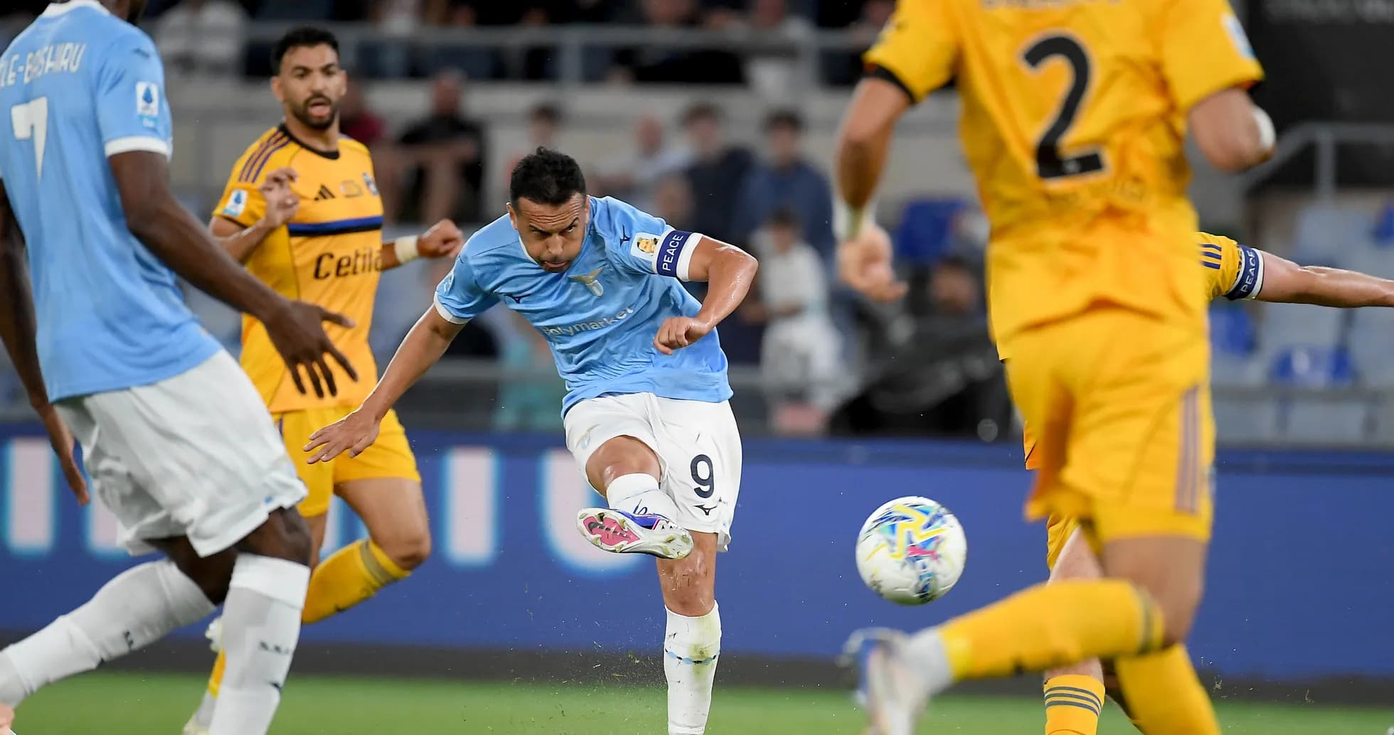Jugador de Lazio disparando a portería Jugador de Lazio disparando a portería