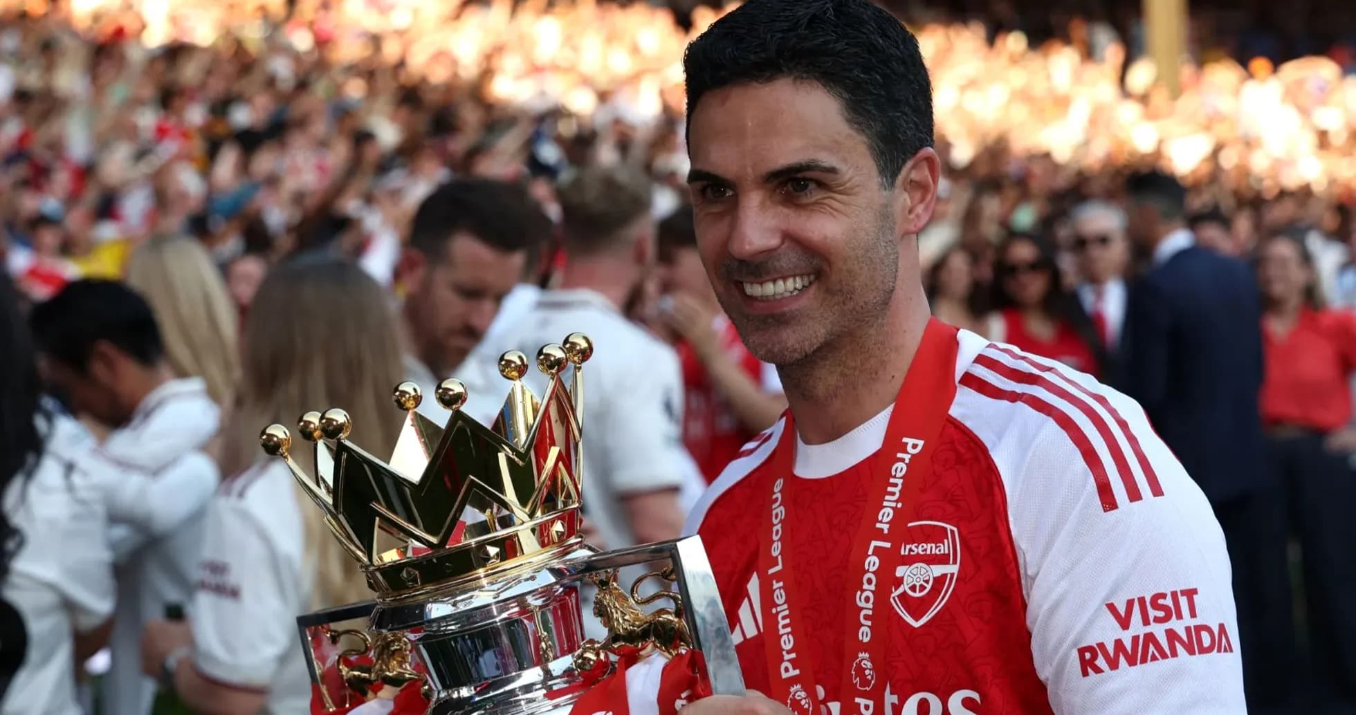 Mikel Arteta sosteniendo el trofeo de la Premier League Mikel Arteta sosteniendo el trofeo de la Premier League