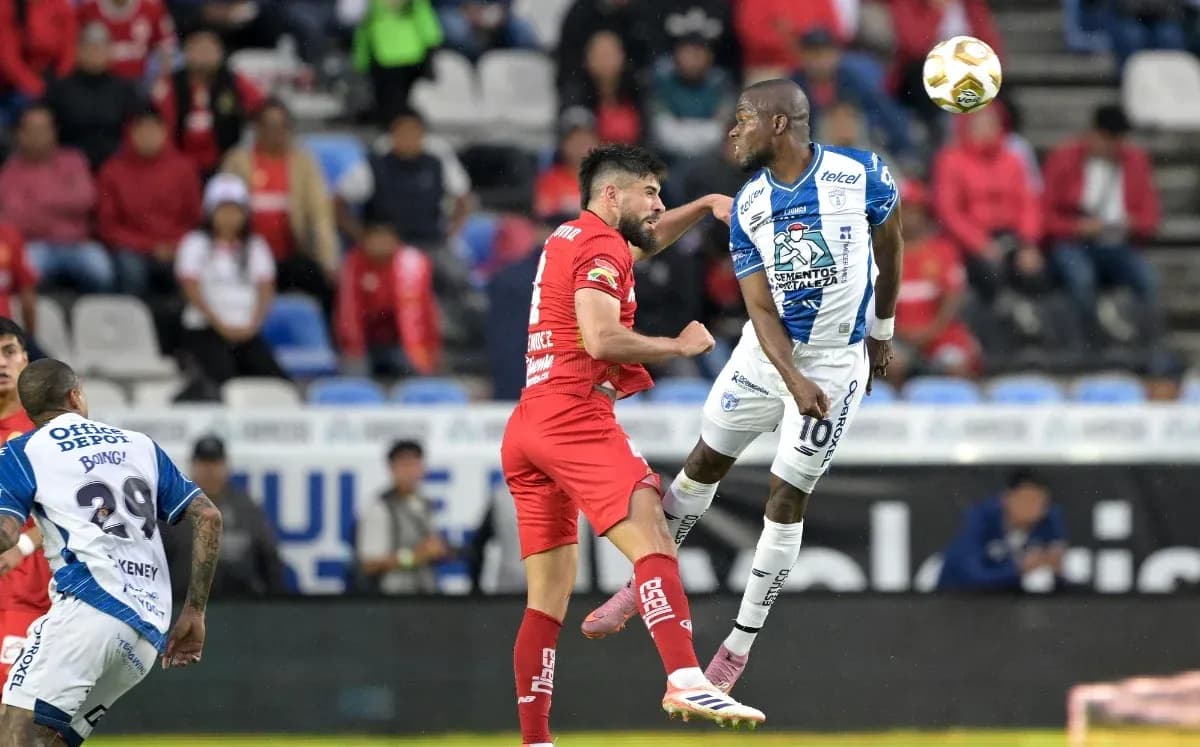 Jugadores de CF Pachuca y Toluca en acción Jugadores de CF Pachuca y Toluca en acción