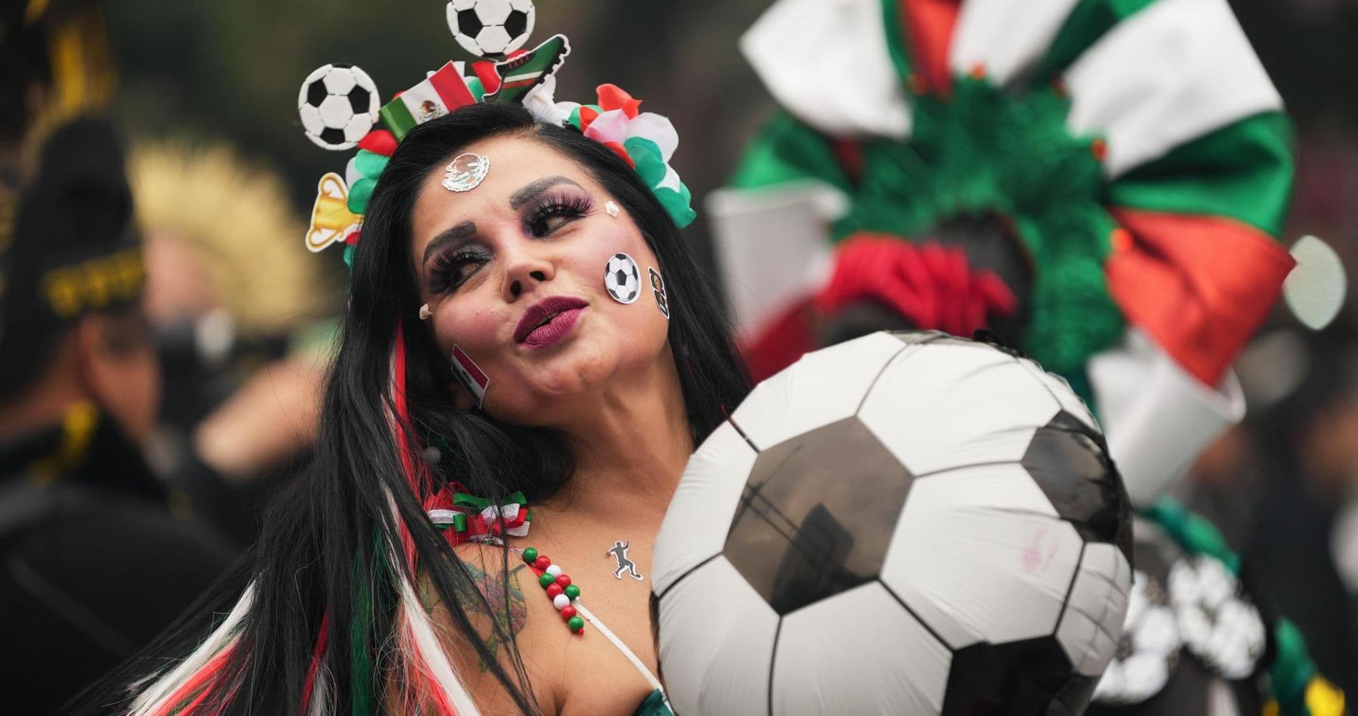 Mujer con balón de fútbol en celebración Mujer con balón de fútbol en celebración