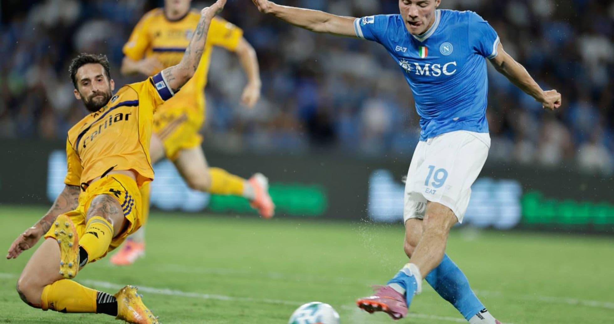 Jugador de Napoli driblando a un oponente de Pisa Jugador de Napoli driblando a un oponente de Pisa