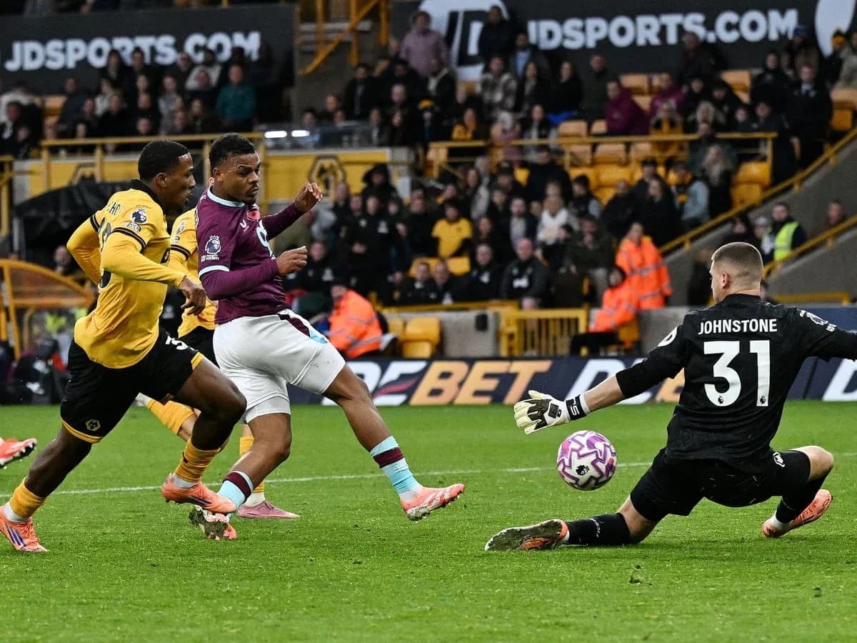 Jugador de Burnley disparando contra el portero Jugador de Burnley disparando contra el portero