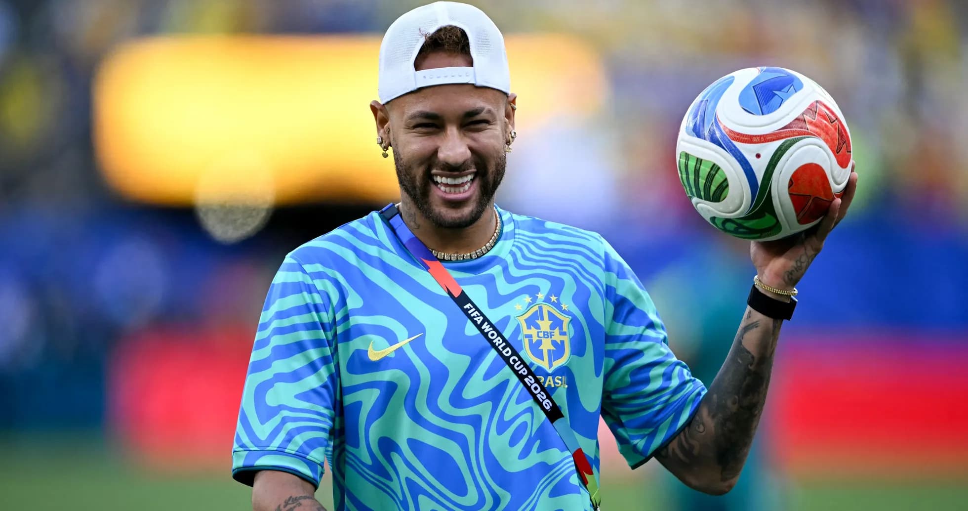 Neymar sosteniendo un balón en el campo Neymar sosteniendo un balón en el campo