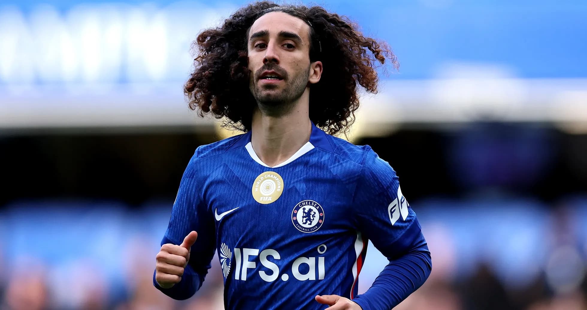 Jugador de Chelsea corriendo en el campo Jugador de Chelsea corriendo en el campo