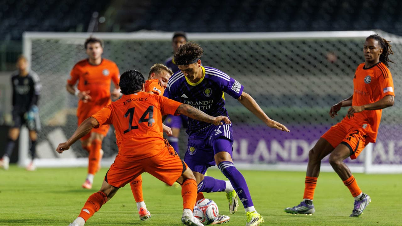 Jugando el balón entre Huntsville City y Orlando City II Jugando el balón entre Huntsville City y Orlando City II