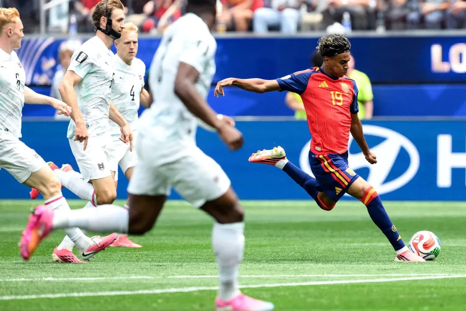 Jugador de España disparando a puerta Jugador de España disparando a puerta