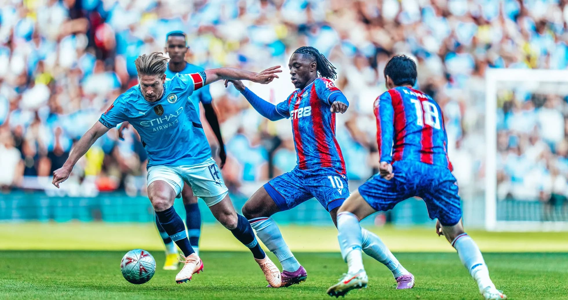 Jugador de Manchester City con balón contra Crystal Palace Jugador de Manchester City con balón contra Crystal Palace