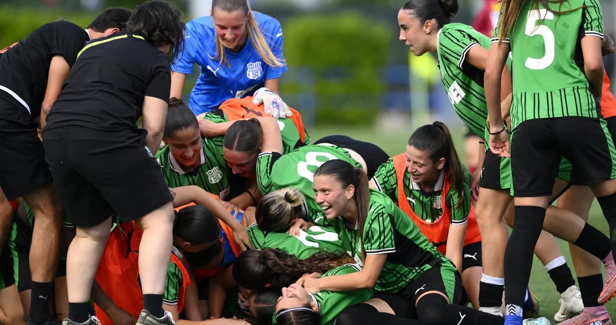 Jugadoras de Sassuolo celebrando en el campo Jugadoras de Sassuolo celebrando en el campo