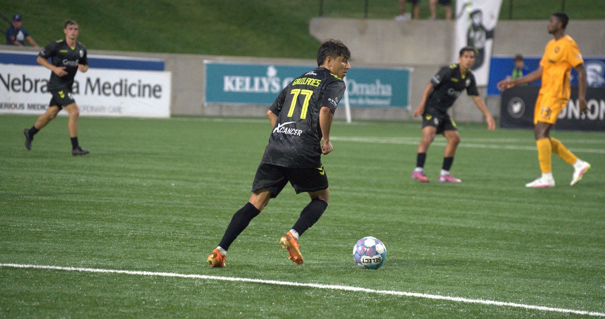 Jugador de Union Omaha controlando el balón Jugador de Union Omaha controlando el balón