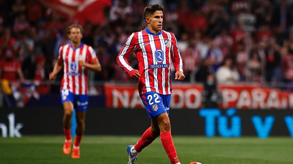 Jugador de Atlético de Madrid en acción Jugador de Atlético de Madrid en acción